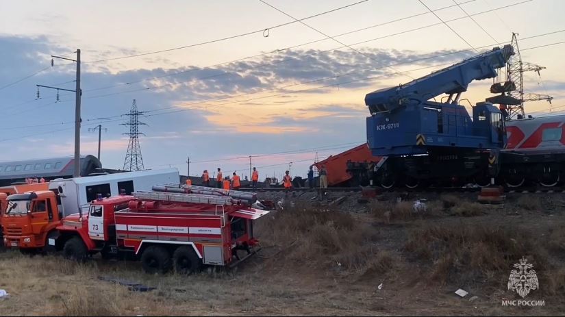 На месте схода поезда в Волгоградской области завершены поисково-спасательные работы